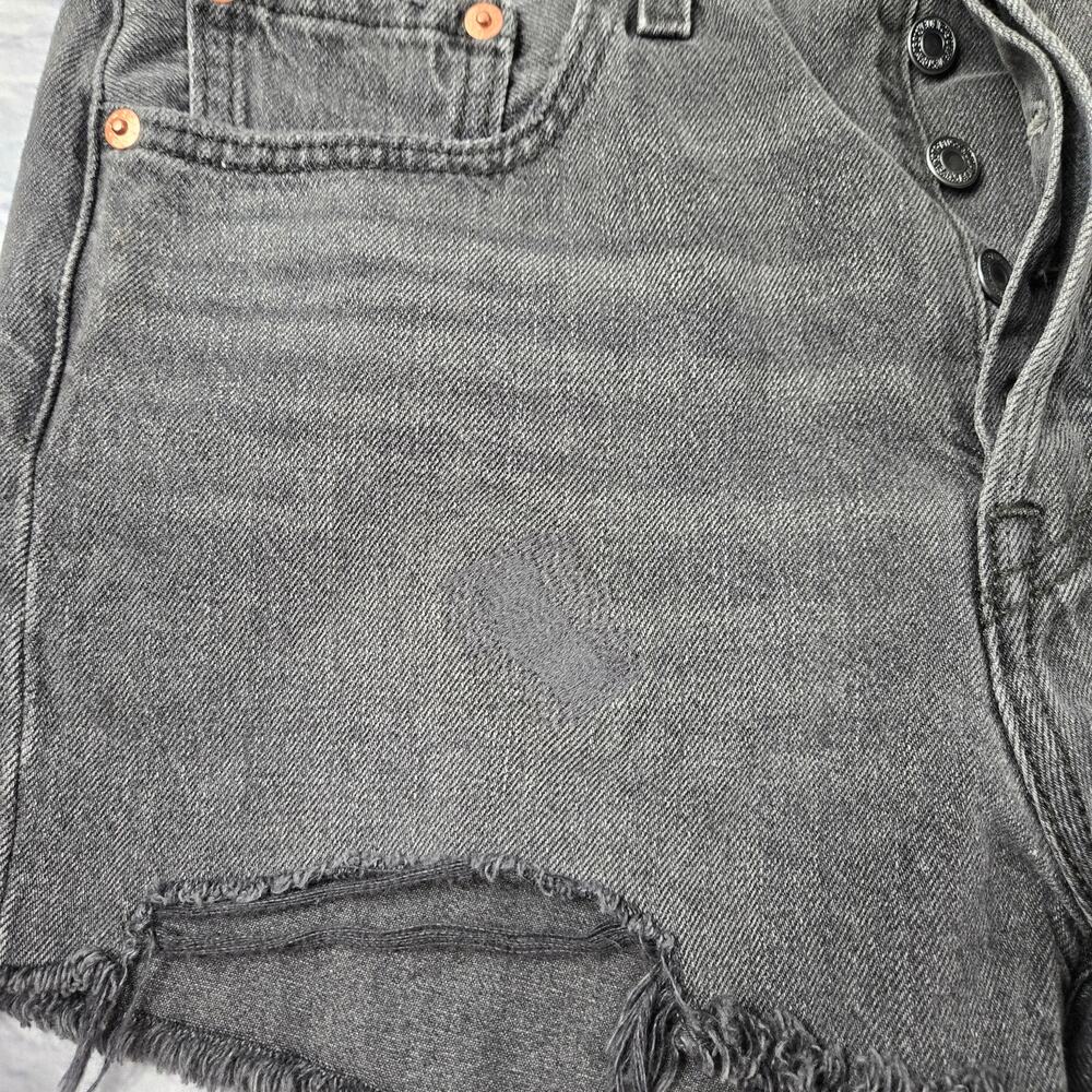 Iconic Women's Levi Premium 501 Black Denim Cutoff Shorts Faded Distressed sz 30 - Picture 6 of 16
